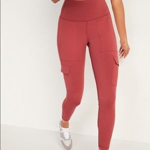 Old Navy Elevate Cargo Leggings